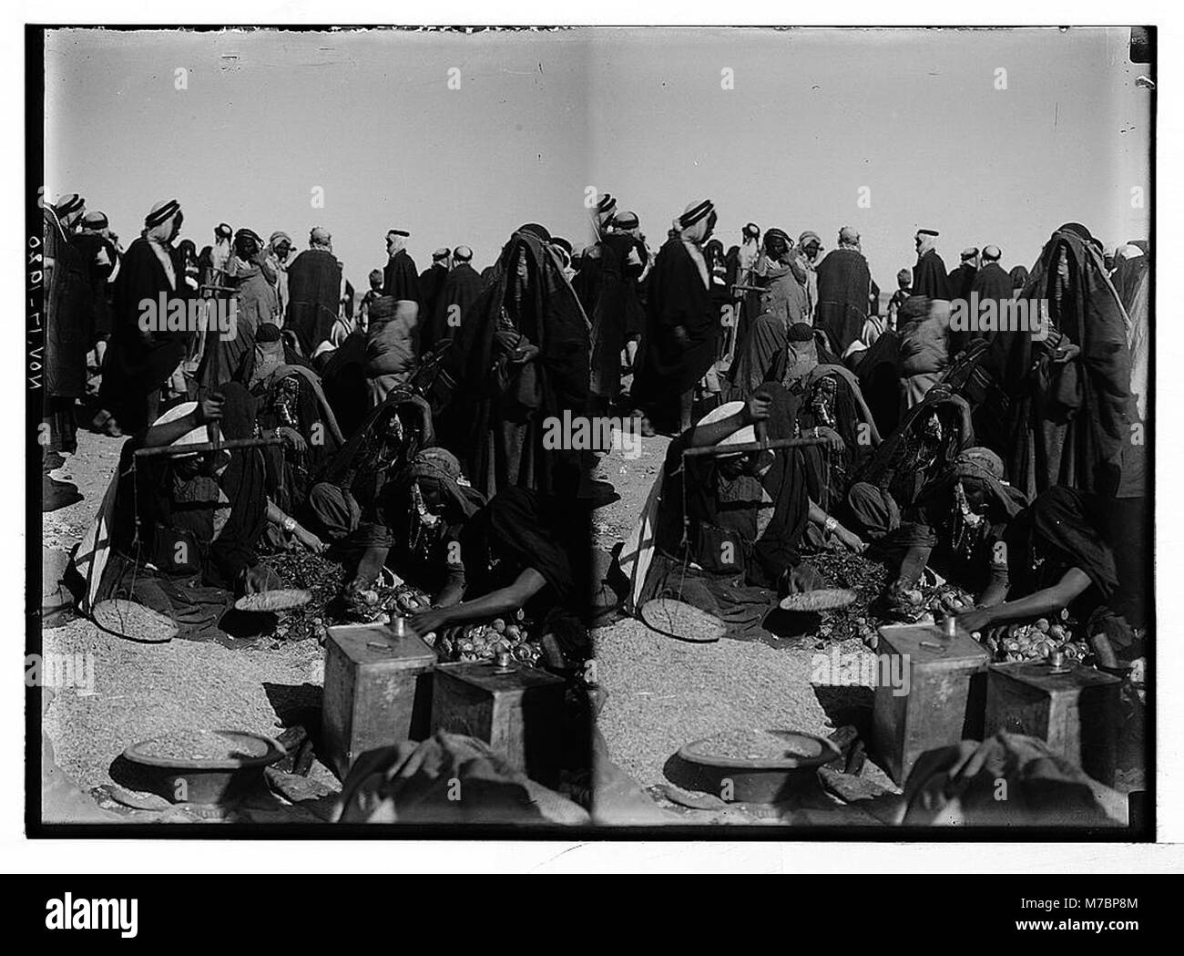 Un'immagine raffigurante individui vestiti con costumi storici, impegnati nel baratto a Beersheba, che mostra le interazioni culturali e sociali del tempo. Foto Stock