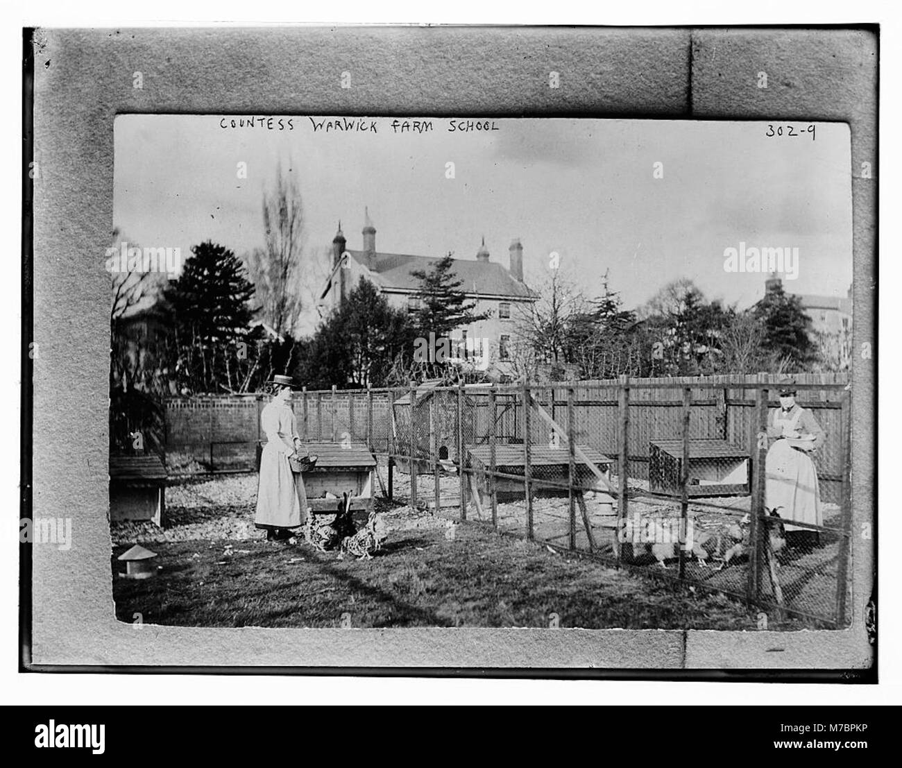 Una fotografia della contessa Warwick in una scuola agricola, probabilmente impegnata in attività educative o agricole. L'immagine riflette il suo coinvolgimento nell'educazione rurale o nel lavoro caritatevole. Foto Stock