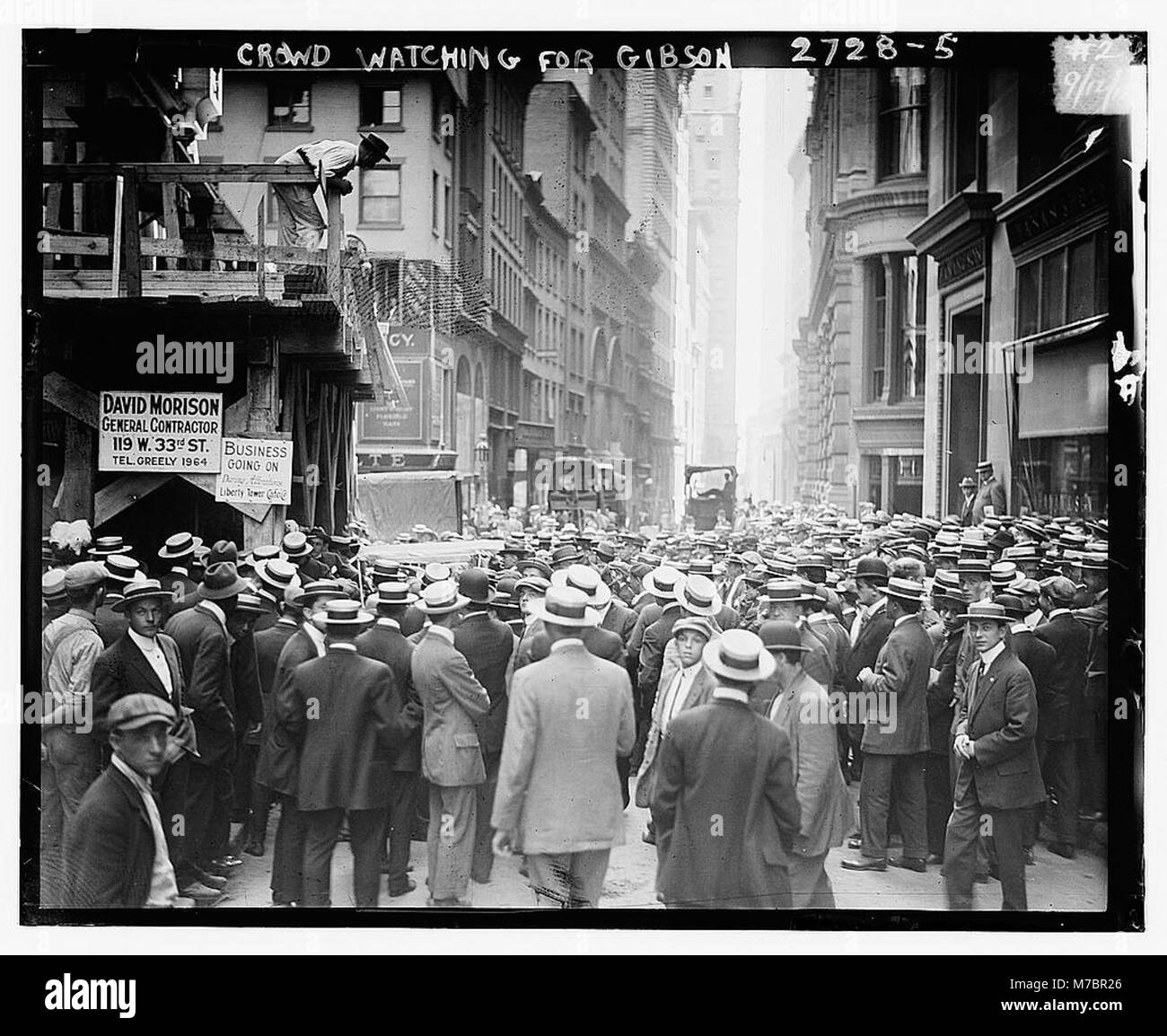 Una fotografia storica di una folla riunita, in attesa di Gibson, forse una figura pubblica o un evento, che mostra un raduno pubblico dei primi del XX secolo. Foto Stock