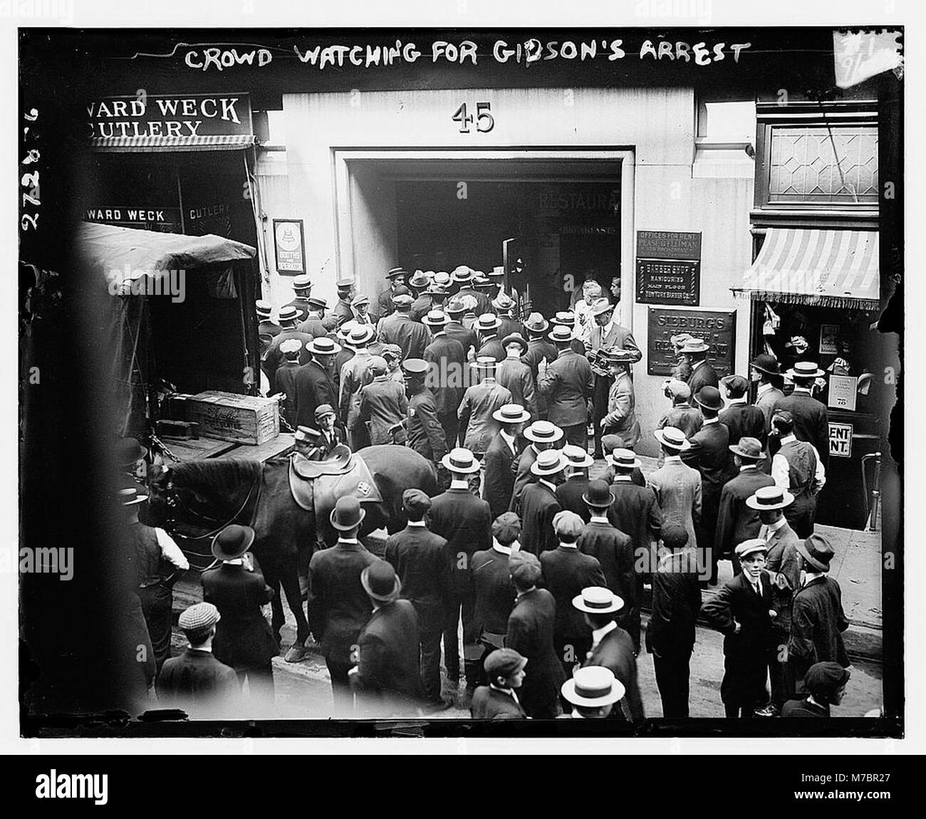 Una folla si riunisce in attesa per Gibson, con l'immagine che cattura l'eccitazione e l'energia collettiva del momento. Foto Stock