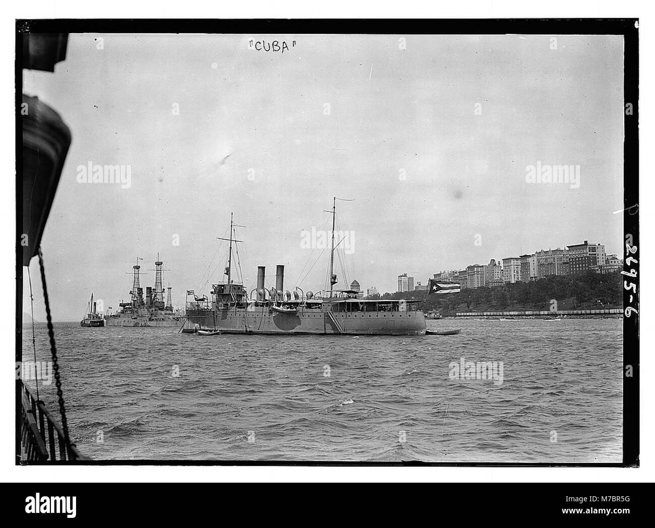 Questa fotografia cattura una vista di Cuba, mostrando la bellezza paesaggistica e la vibrante cultura dell'isola. L'immagine riflette il paesaggio e lo stile di vita dei Caraibi. Foto Stock