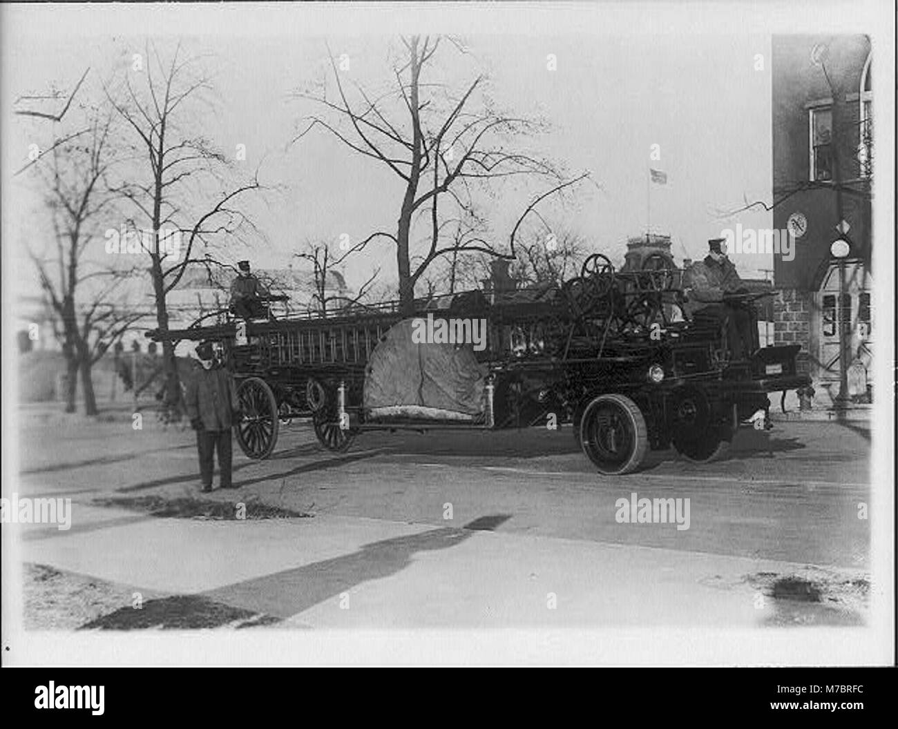 Una fotografia che mostra il gancio e il motore a scala dei Vigili del fuoco di Washington D.C. in azione, evidenziando il ruolo del dipartimento nei servizi antincendio e di emergenza. Foto Stock