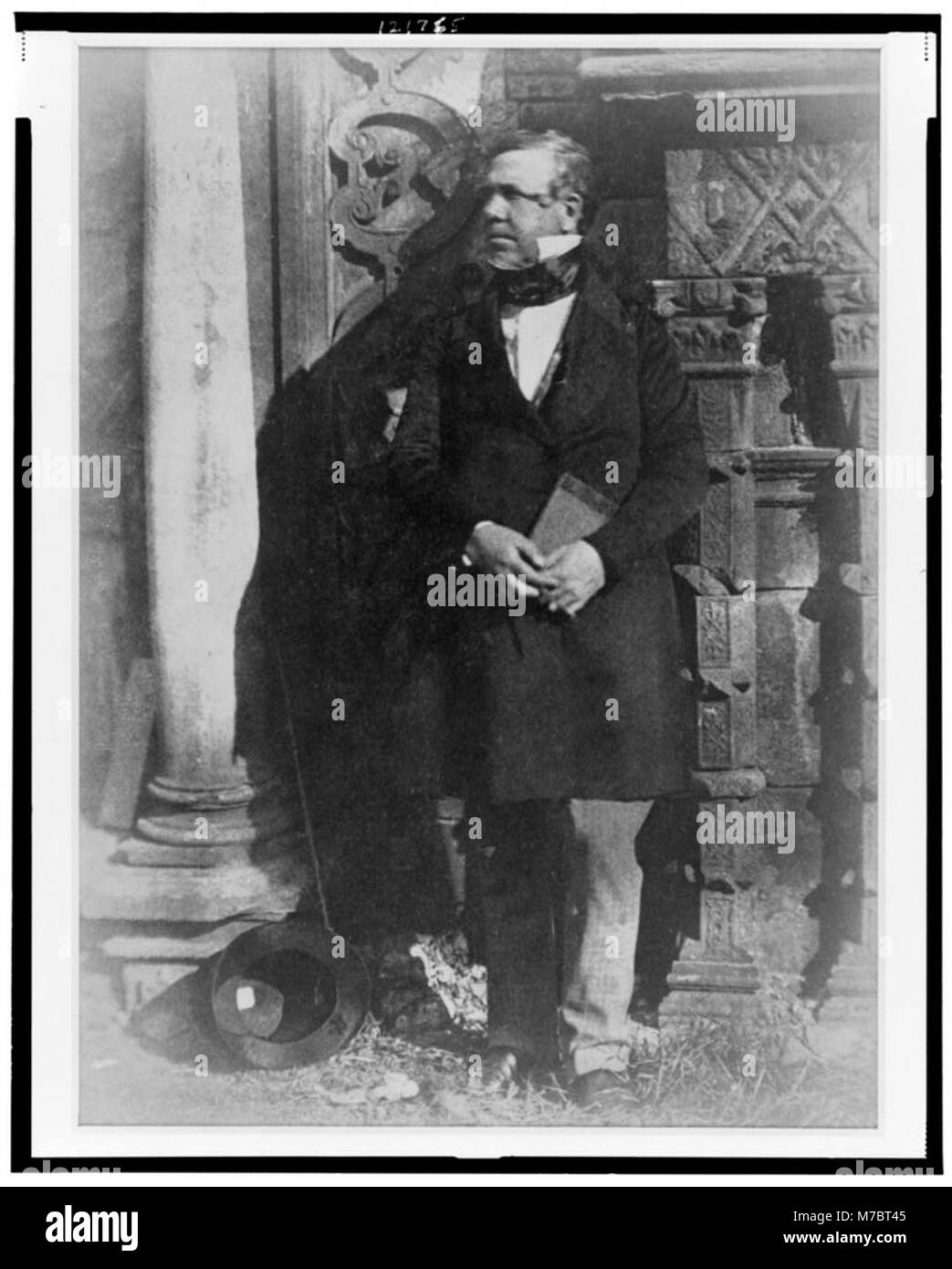 Un ritratto a figura intera di David Roberts, R.A., che lo mostra in piedi e rivolto a sinistra. L'immagine rappresenta una forma classica di ritrattistica, catturando le somiglianze dell'artista. Foto Stock