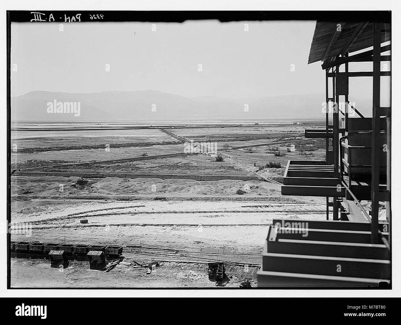 Mar Morto album preparato per la Palestina Potash Ltd Panorama in tre sezioni da un piano superiore dalla fabbrica mostrando estremità sud di Gebel Usdum e la vasta area di evaporare padelle matpc LOC.03882 Foto Stock