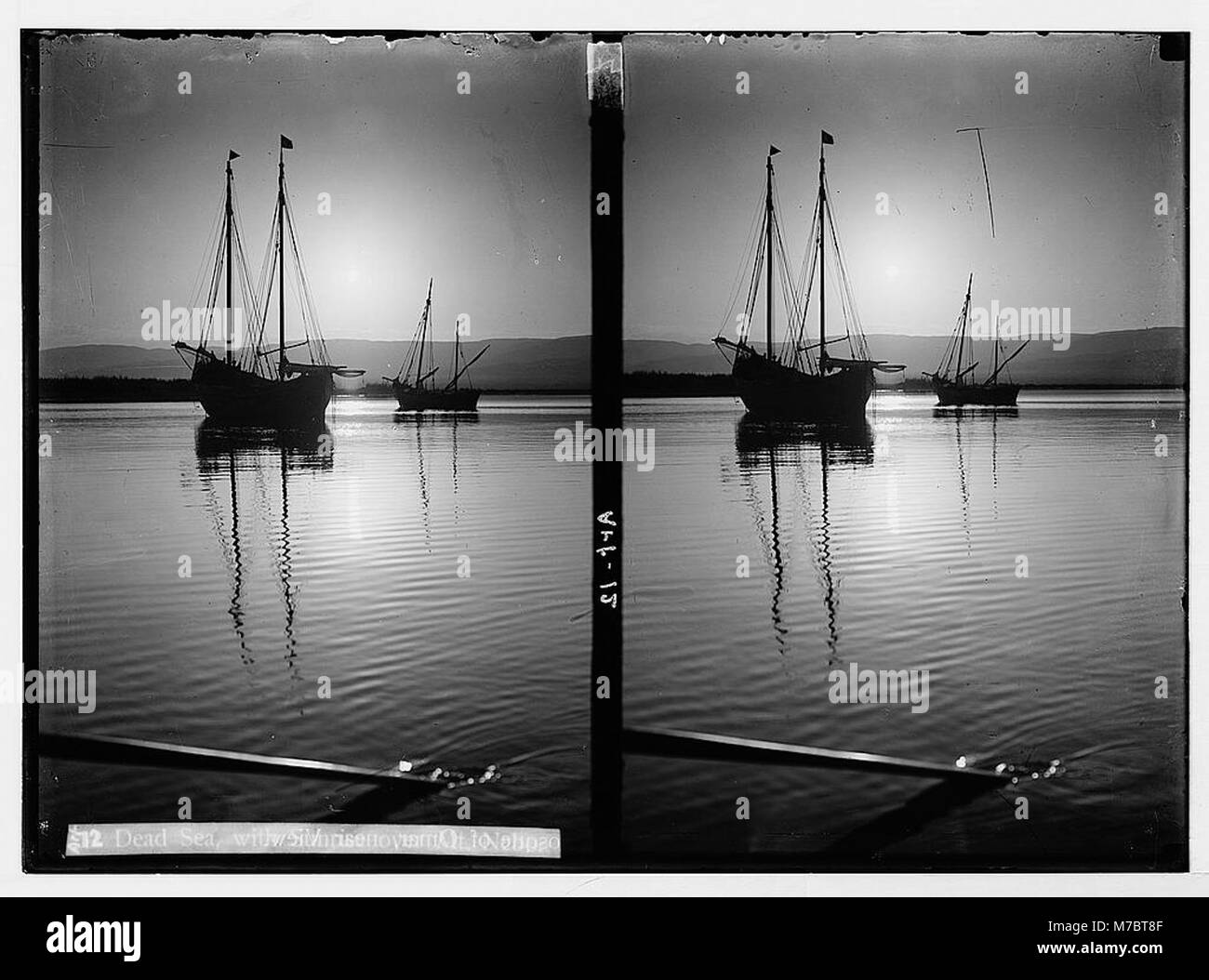 Questa splendida fotografia cattura la vista del Mar morto dalla riva, con l'alba sul Monte Nebo in lontananza. Mette in risalto la bellezza naturale e il significato storico della regione. Foto Stock