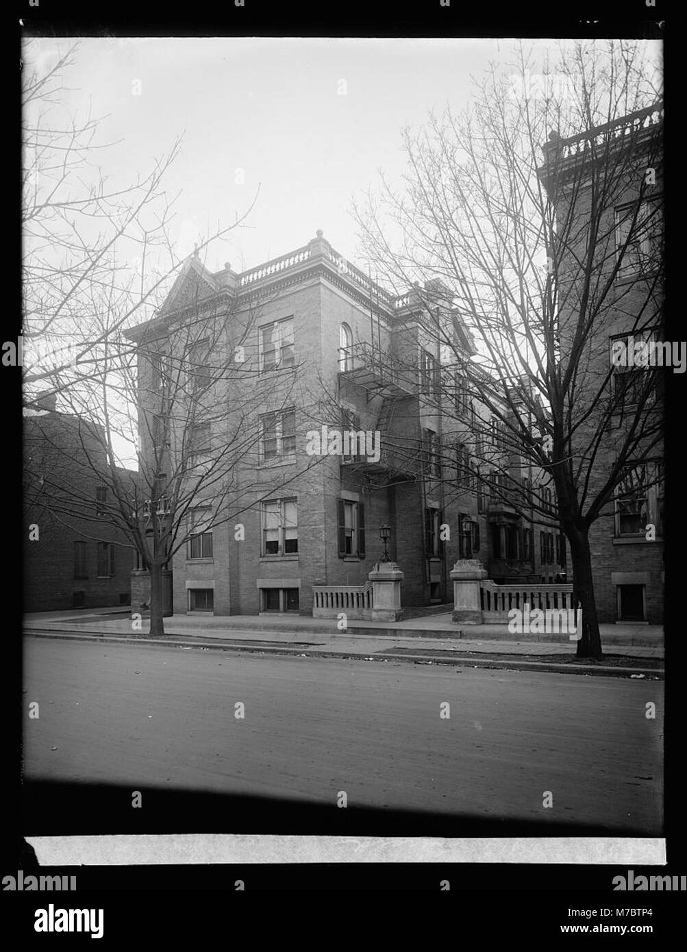 Una fotografia di 1410 Girard, un indirizzo a Washington, D.C., che cattura l'edificio o l'area della città. L'immagine riflette l'architettura locale e forse il significato culturale della posizione nella capitale. Foto Stock