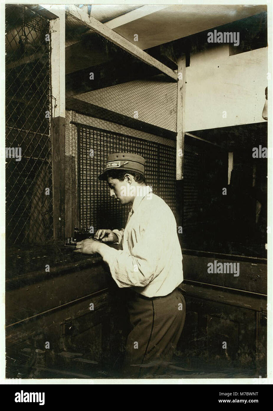 Un telegrafo postale boy learning per inviare messaggi durante i momenti di ricambio. Ufficio principale, 253 B'(road)modo. LOC nclc.03704 Foto Stock