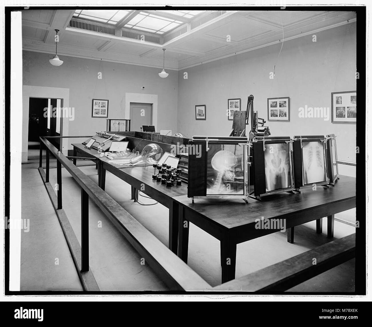 Una mostra elettrica presso l'Accademia delle Scienze che presenta varie esposizioni scientifiche e caratteristiche interattive. Foto Stock