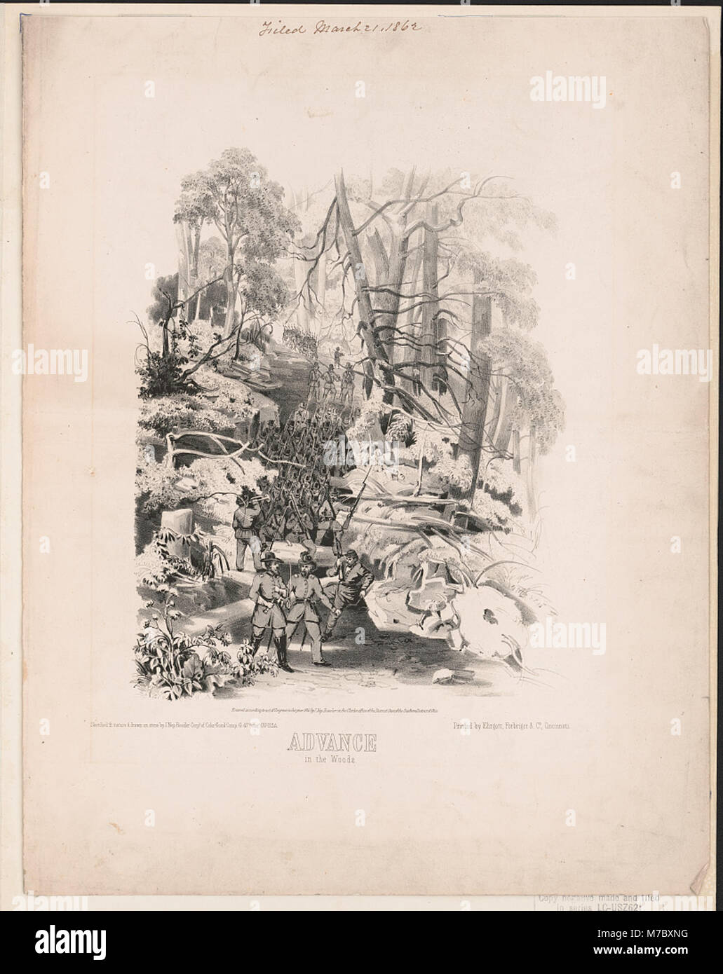 Una fotografia storica che raffigura un avanzamento nel bosco, probabilmente parte di una campagna militare o di un esercizio di addestramento, che mostra i soldati in un ambiente boscoso durante l'inizio del XX secolo. Foto Stock