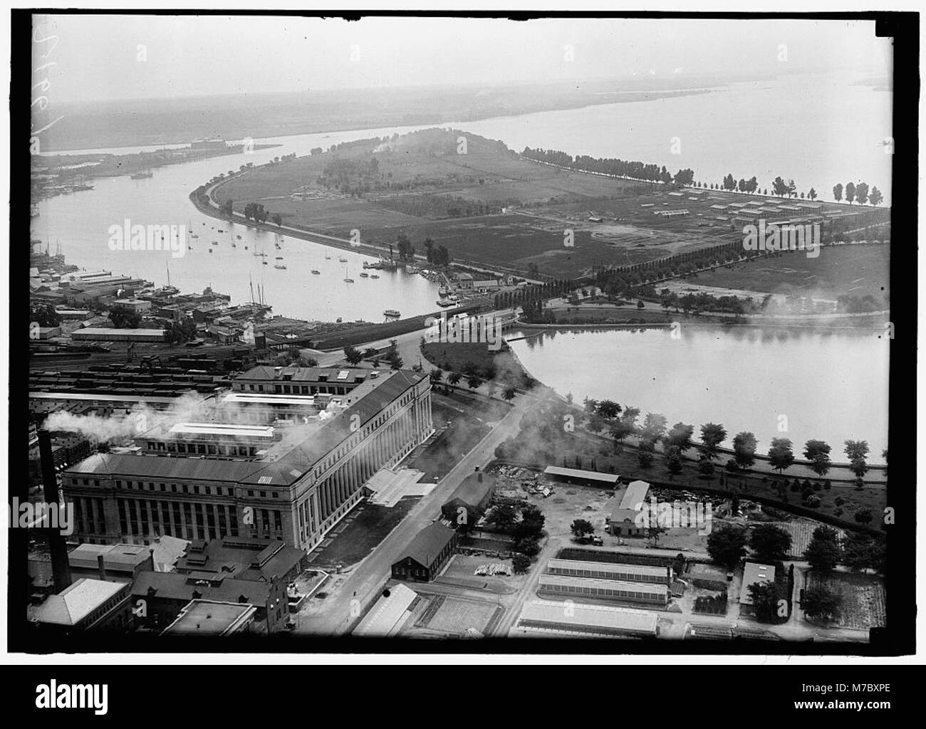 Questa vista aerea di Washington, D.C. mostra Hains Point e il bacino delle maree, con il Bureau of Printing and Engraving visibile in primo piano. L'immagine mette in risalto i monumenti storici della città e le iconiche attrazioni acquatiche. Foto Stock