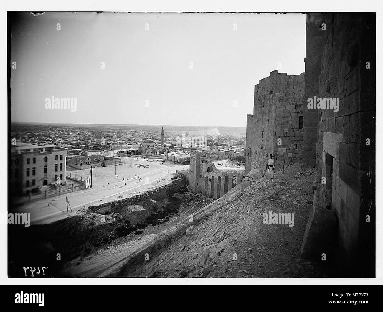 Aleppo dal castello che mostra fossato & ingresso matpc LOC.03556 Foto Stock