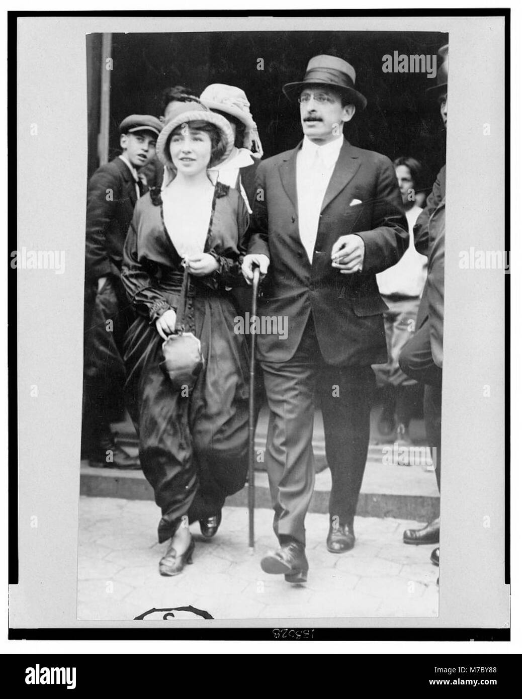 Un ritratto a figura intera di Alexander Berkman e Helen Harris, catturato mentre arrivano a Tarrytown, in piedi insieme e rivolti leggermente a sinistra, documentando un momento nella loro vita pubblica. Foto Stock