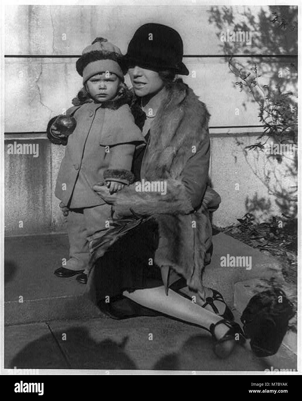 Alice (Roosevelt) Longworth, 1884- , ritratto a figura intera, per il suo 43° compleanno, seduto a passo con la sua bambina di due anni Paulyna, rivolto verso sinistra LCCN2005690019 Foto Stock