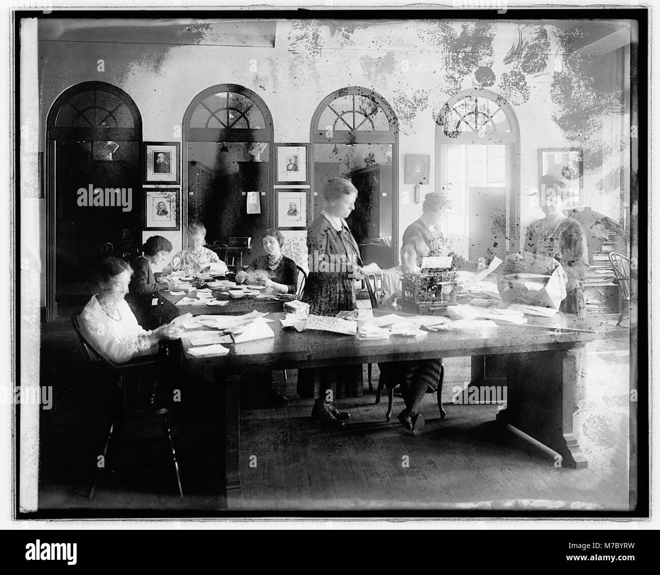 I membri dell'American Forestry Association hanno dimostrato di contare i voti relativi alle decisioni sulla conservazione degli alberi e sulla gestione della silvicoltura. Questo evento riflette il lavoro dell’associazione nel promuovere pratiche forestali sostenibili. Foto Stock