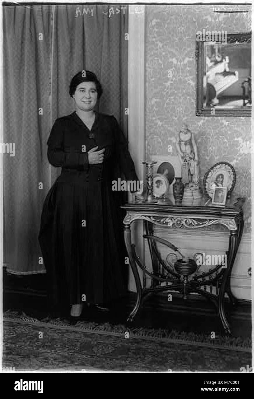 Questo ritratto a figura intera cattura la cantante australiana Amy Castles, mostrando la sua statura e il suo carattere. L'immagine evidenzia il suo ruolo di figura di spicco nella musica australiana durante il suo tempo. Foto Stock