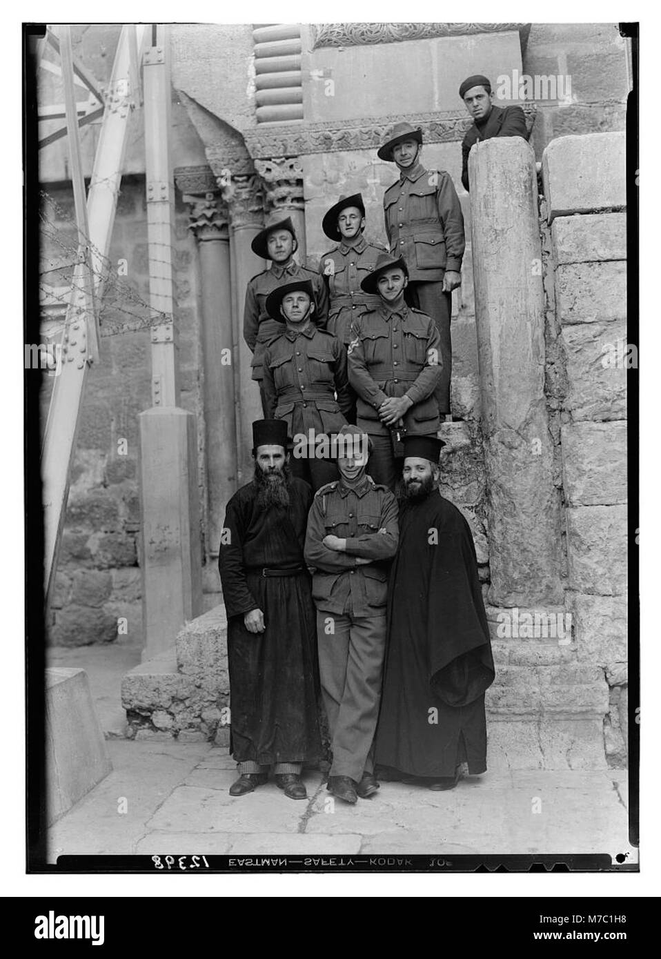 Soldati australiano & monaci greci a Ch. del sepolcro (cioè, la Chiesa del Santo Sepolcro) LOC matpc.14799 Foto Stock