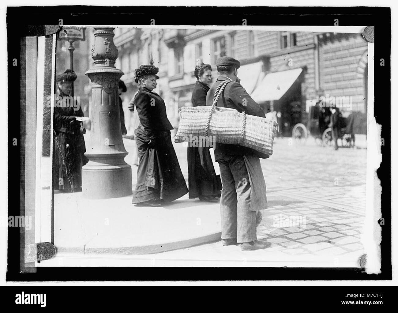 In Austria, i cesti sono tradizionalmente utilizzati per consegnare carni e generi alimentari, dimostrando la lunga pratica del paese di utilizzare contenitori fatti a mano per le consegne giornaliere di cibo. Questa immagine cattura questa tradizione culturale in azione. Foto Stock