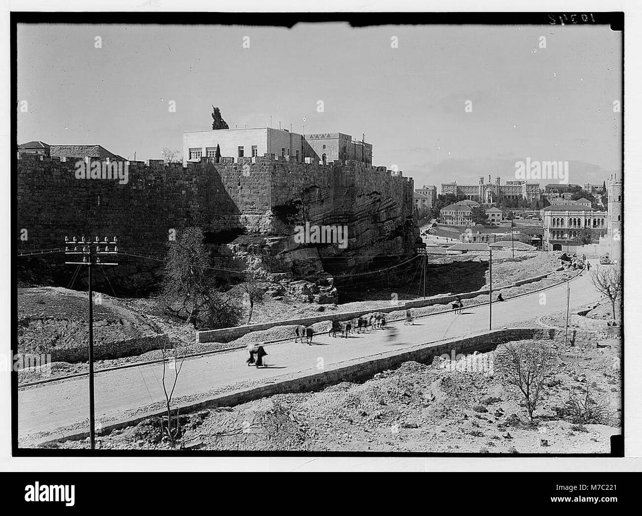 Una vista di una casa per bambini sulla parete settentrionale di Gerusalemme, vista dalla collina opposta vicino al Calvario, che fornisce una prospettiva panoramica e storica della zona. Foto Stock