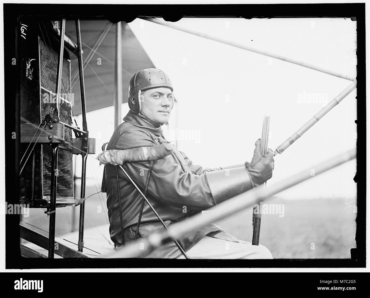 Questa immagine mostra il capitano F.B. Hennessy che vola su un aereo Curtiss al College Park Aviation Field durante la sua seconda stagione di funzionamento. Il campo è uno dei primi siti di aviazione negli Stati Uniti, noto per la storia dell'aviazione militare. Foto Stock