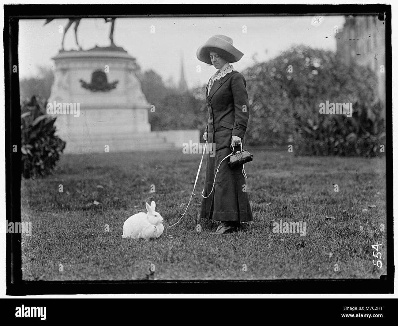 Un ritratto della signora J.R. con il suo coniglio domestico, che mostra un momento personale in un contesto storico, evidenziando il legame tra le persone e gli animali nella vita dei primi anni del XX secolo. Foto Stock
