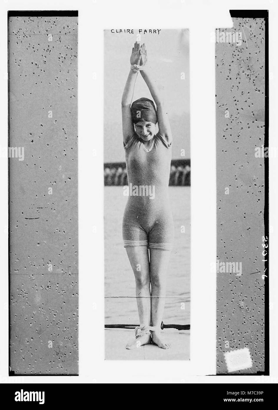 Claire Farry è raffigurata come un'immersione, che mostra le sue abilità in immersioni competitive o sport ricreativi. L'immagine cattura l'atletismo e la precisione coinvolti nello sport delle immersioni. Foto Stock