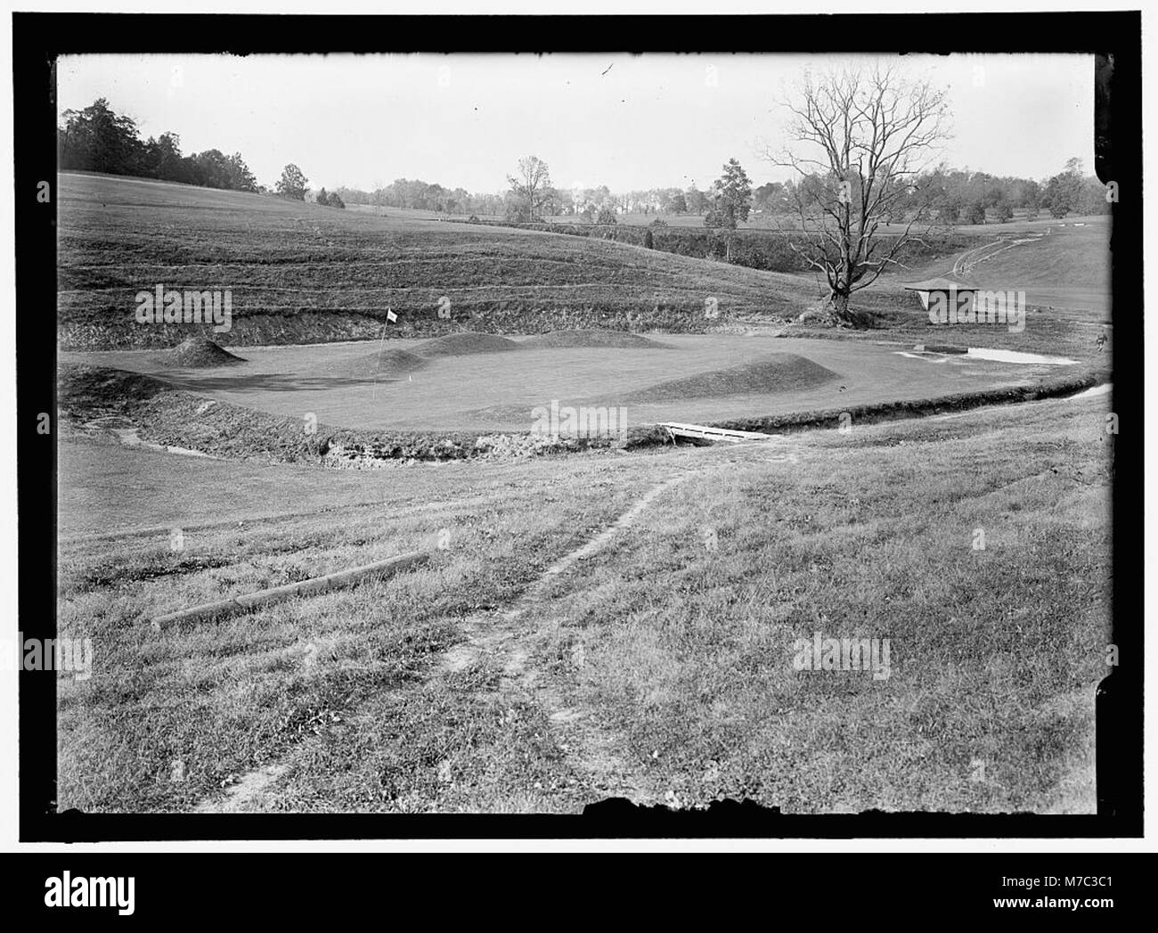 Sono mostrati i campi da golf del Columbia Country Club, mettendo in risalto la disposizione panoramica e i green ben mantenuti. Il club è noto per la sua prestigiosa storia e per il suo status di centro di golf di alto livello. Foto Stock