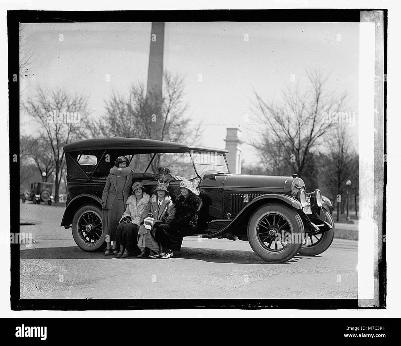 Una fotografia o un disco storico con debutantes a Lincoln, che cattura un evento sociale o un momento culturale del passato. Foto Stock