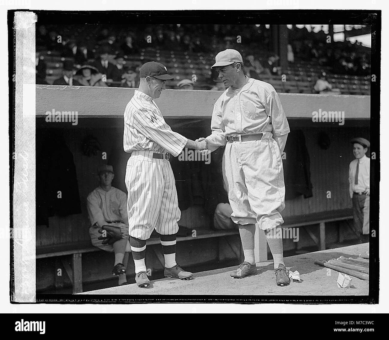 Questa immagine raffigura Donnie Bush, un individuo catturato in una fotografia storica, che contribuisce alla rappresentazione del suo tempo o della sua comunità. Foto Stock