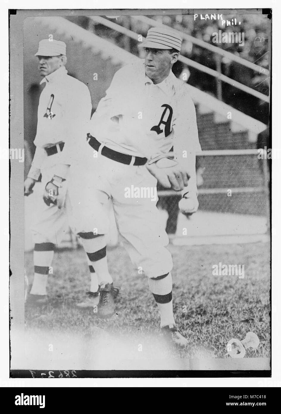 Ritratto di Eddie Plank, un notevole lanciatore dei Philadelphia Athletics nella Major League Baseball. Era noto per la sua abilità e il suo impatto sul gioco, in particolare all'inizio del XX secolo. Questa immagine cattura la sua eredità nel baseball professionistico. Foto Stock