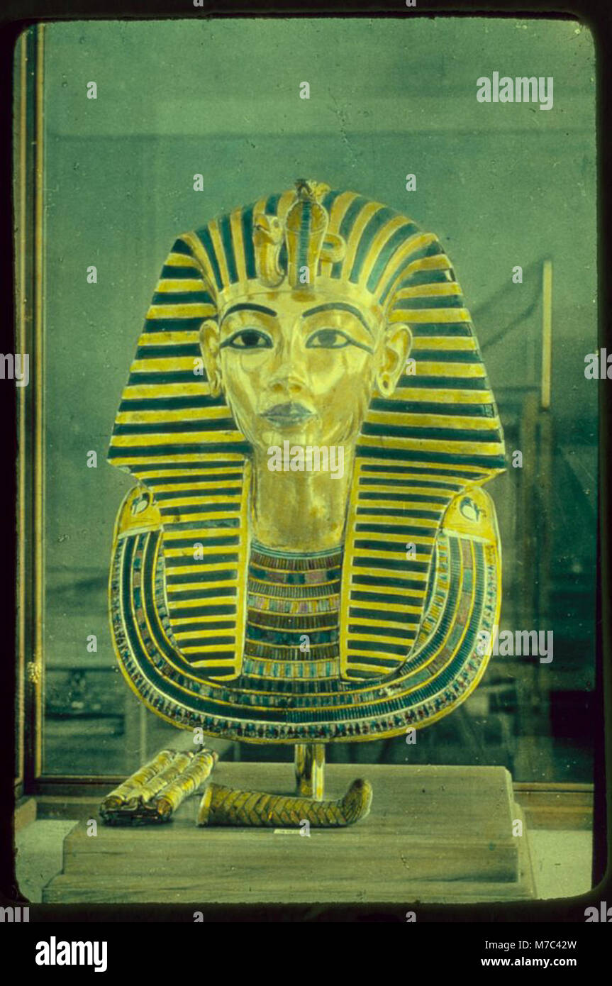 La famosa maschera del re Tutankhamon, trovata nella sua tomba in Egitto, è un simbolo iconico dell'antica storia egizia. Realizzata in oro e intarsiata con pietre preziose, rappresenta la ricchezza e l'artigianato della civiltà egizia. Foto Stock