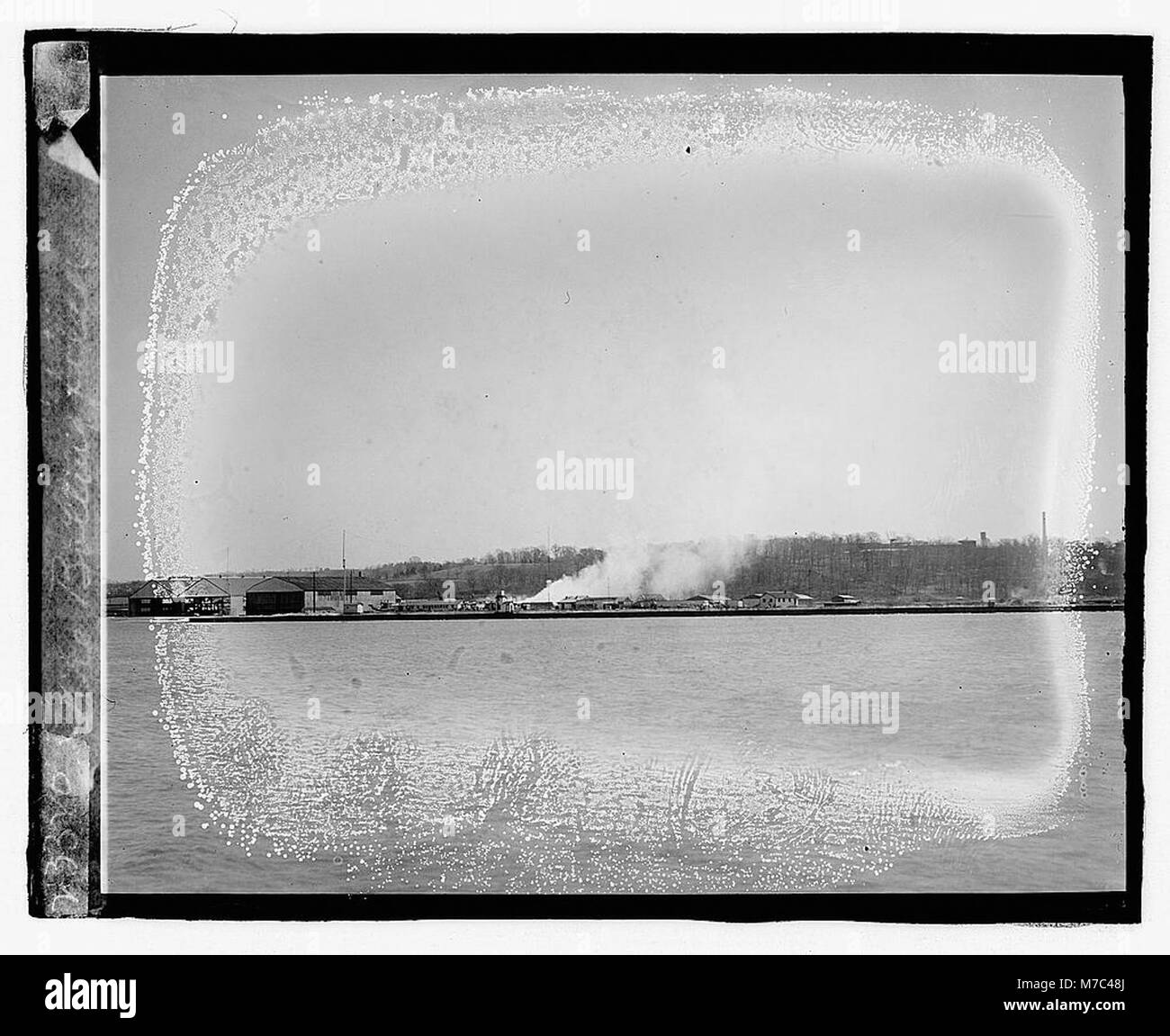 Una fotografia raffigurante un incendio a Bolling Field il 31 marzo 1923. L'immagine mostra i vigili del fuoco che combattono il fuoco in un ambiente urbano, evidenziando le sfide della risposta di emergenza in una grande città. Foto Stock