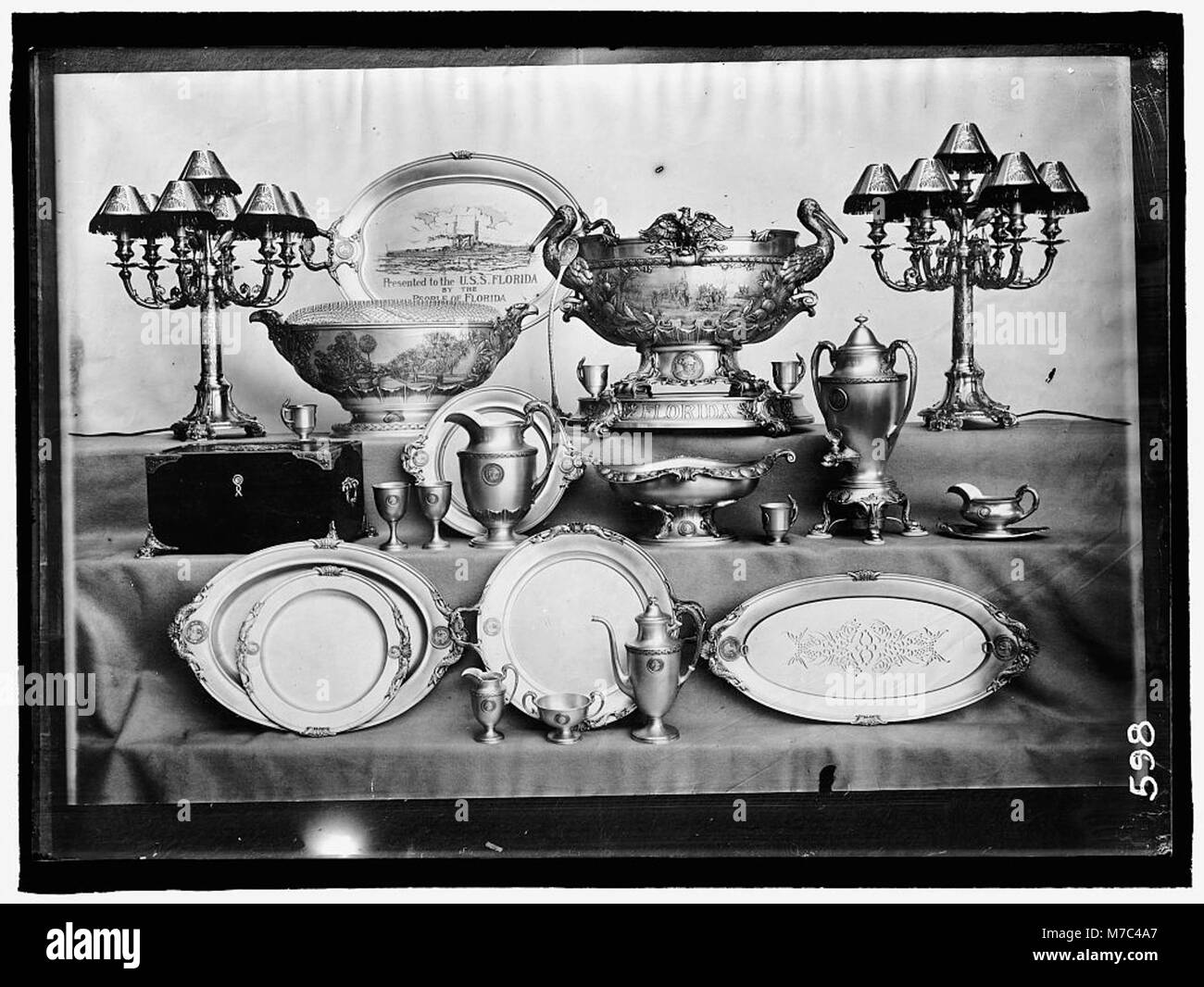 La U.S.S. Florida e la sua nave, la U.S.S. Silver, sono raffigurati in questa immagine. Le navi rappresentano componenti significative della Marina degli Stati Uniti durante il loro periodo di servizio. Foto Stock