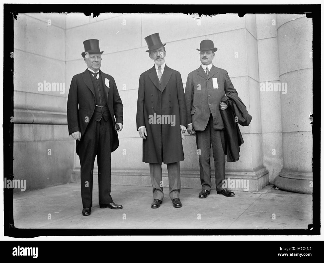 Questa immagine raffigura ed Graham, presidente della National Electric Company, e Henry Brown Floyd MacFarland. Cattura entrambi gli uomini in un ambiente professionale, riflettendo i loro ruoli nel business e nell'industria all'inizio del XX secolo. Foto Stock