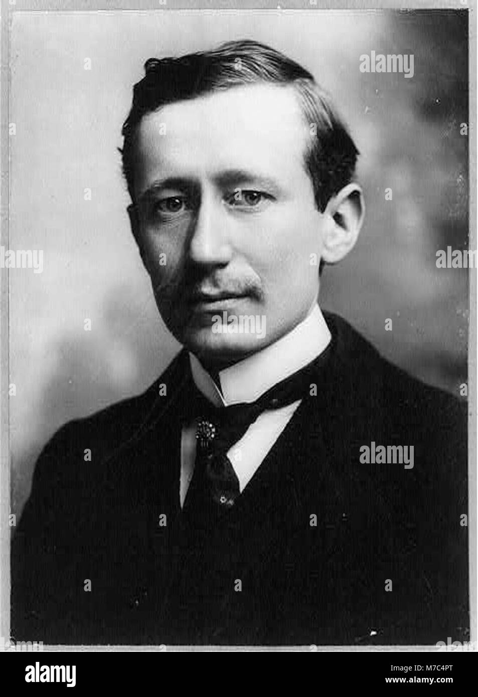 Un ritratto di Guglielmo Marconi, l'inventore e fisico italiano, noto per il suo lavoro pionieristico nella telegrafia wireless e nelle comunicazioni radio. Questa immagine cattura i suoi contributi chiave alla comunicazione moderna. Foto Stock
