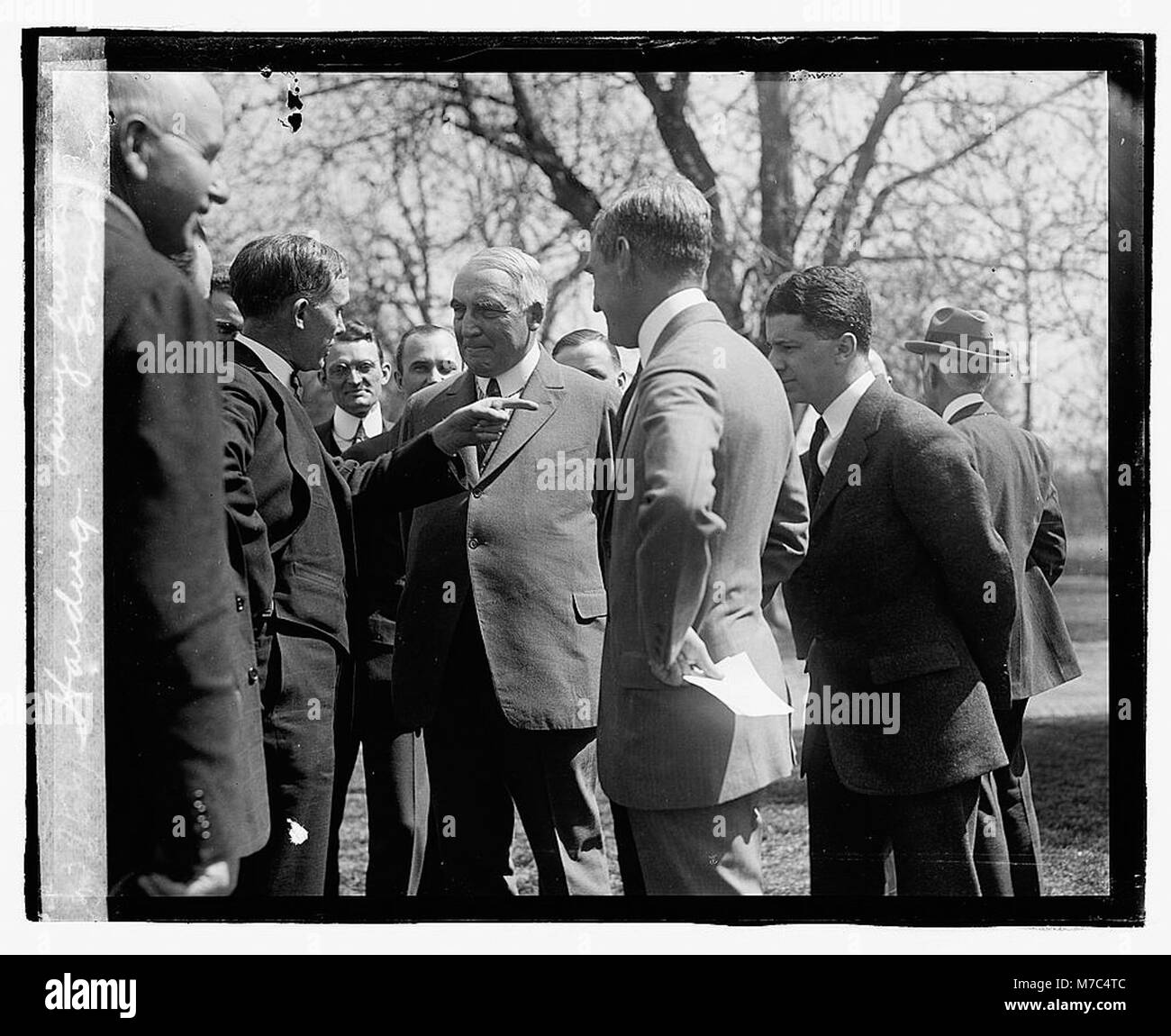 Questa fotografia cattura Harding e un gruppo di amministratori del risparmio, evidenziando i loro ruoli nel settore finanziario. Riflette il loro contributo alle politiche finanziarie degli Stati Uniti. Foto Stock