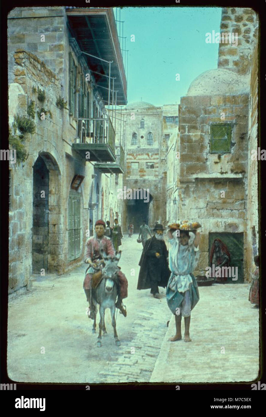 La quarta stazione della Croce a Gerusalemme segna il luogo in cui Gesù cadde per la seconda volta durante il suo viaggio verso la crocifissione. È un punto chiave lungo il tradizionale sentiero della via Crucis, un percorso di pellegrinaggio significativo per i cristiani. Foto Stock