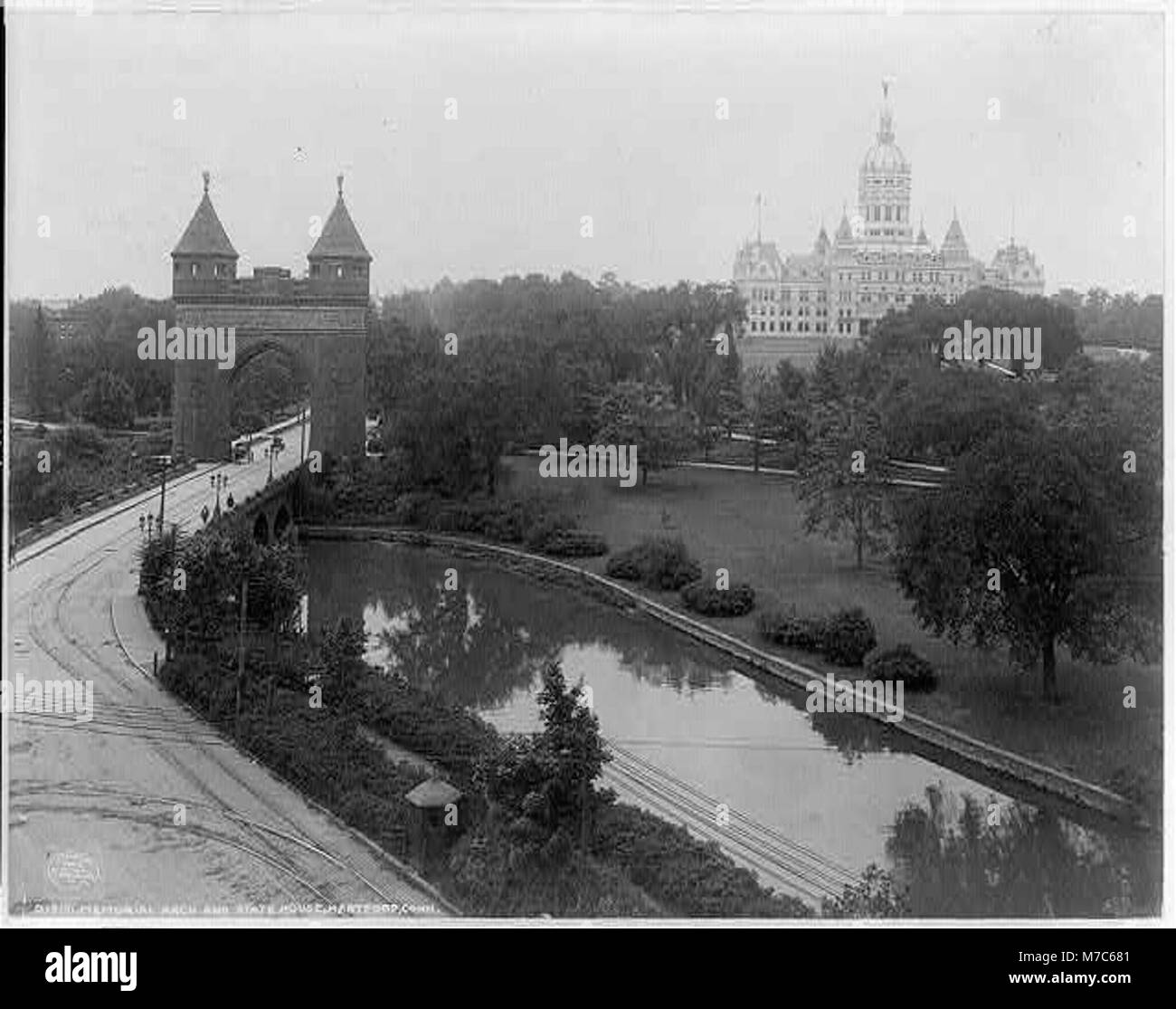 Fotografia che mostra il Memorial Arch e la State House di Hartford, Connecticut, i principali luoghi di interesse della città. Foto Stock