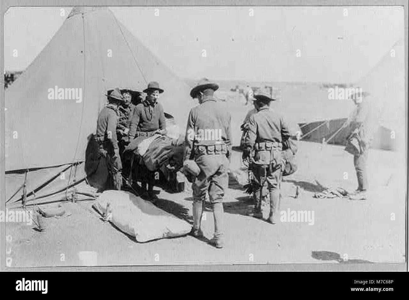 Una fotografia storica che cattura le conseguenze della campagna militare messicano-statunitense dopo il raid di Pancho Villa. L'immagine riflette la situazione militare tesa lungo il confine tra Stati Uniti e Messico nel 1916. Foto Stock