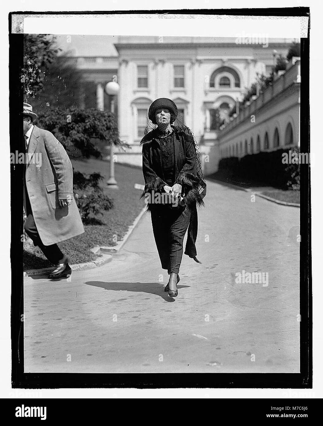 Ritratto della signora Wallace Reid, catturato in uno stile fotografico formale, che riflette la moda e gli standard sociali dell'inizio del XX secolo. Foto Stock