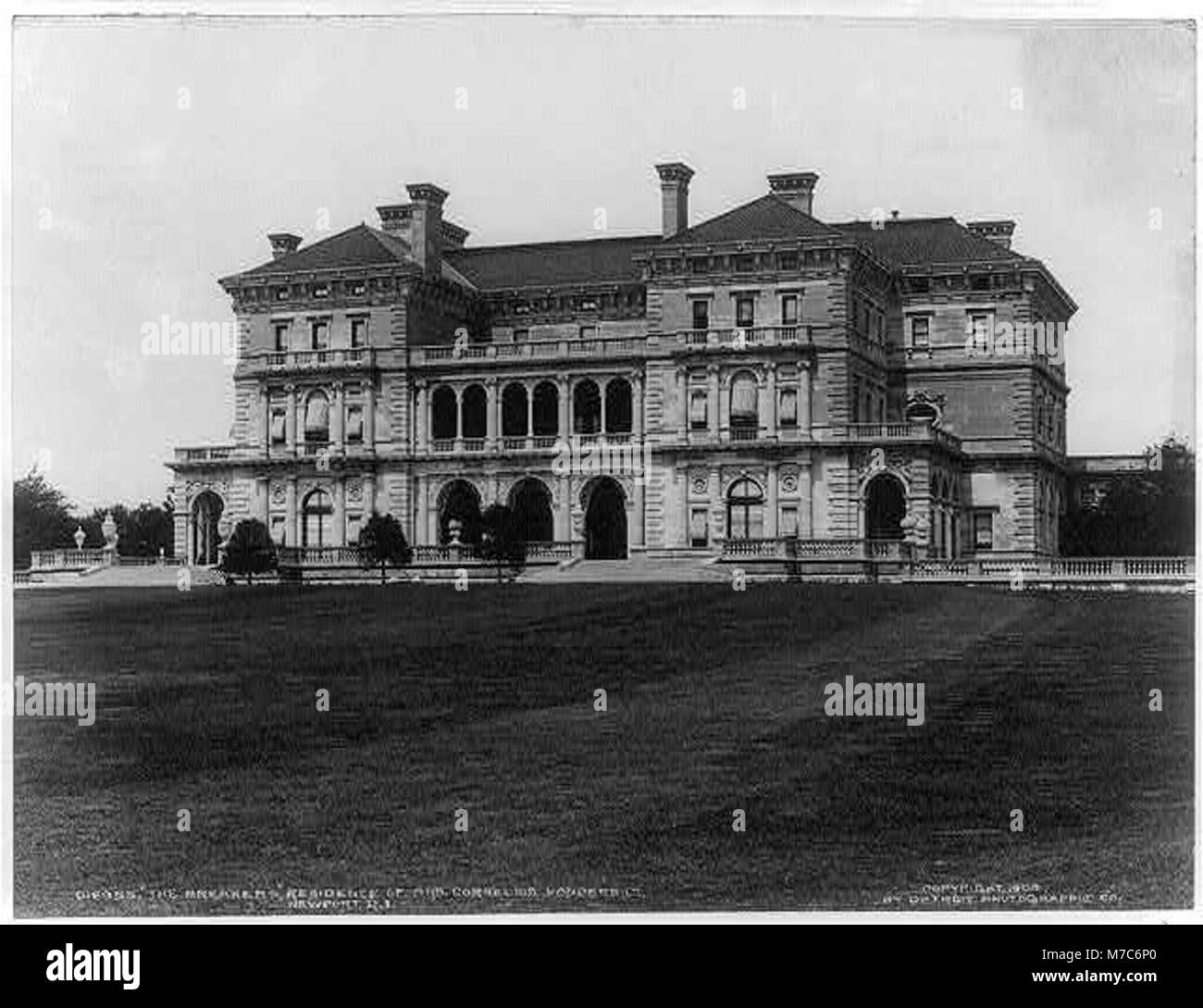 The Breakers, un'iconica residenza a Newport, Rhode Island, era la residenza estiva della signora Cornelius Vanderbilt, che rappresentava la grandezza dell'età dorata nella storia americana. Foto Stock