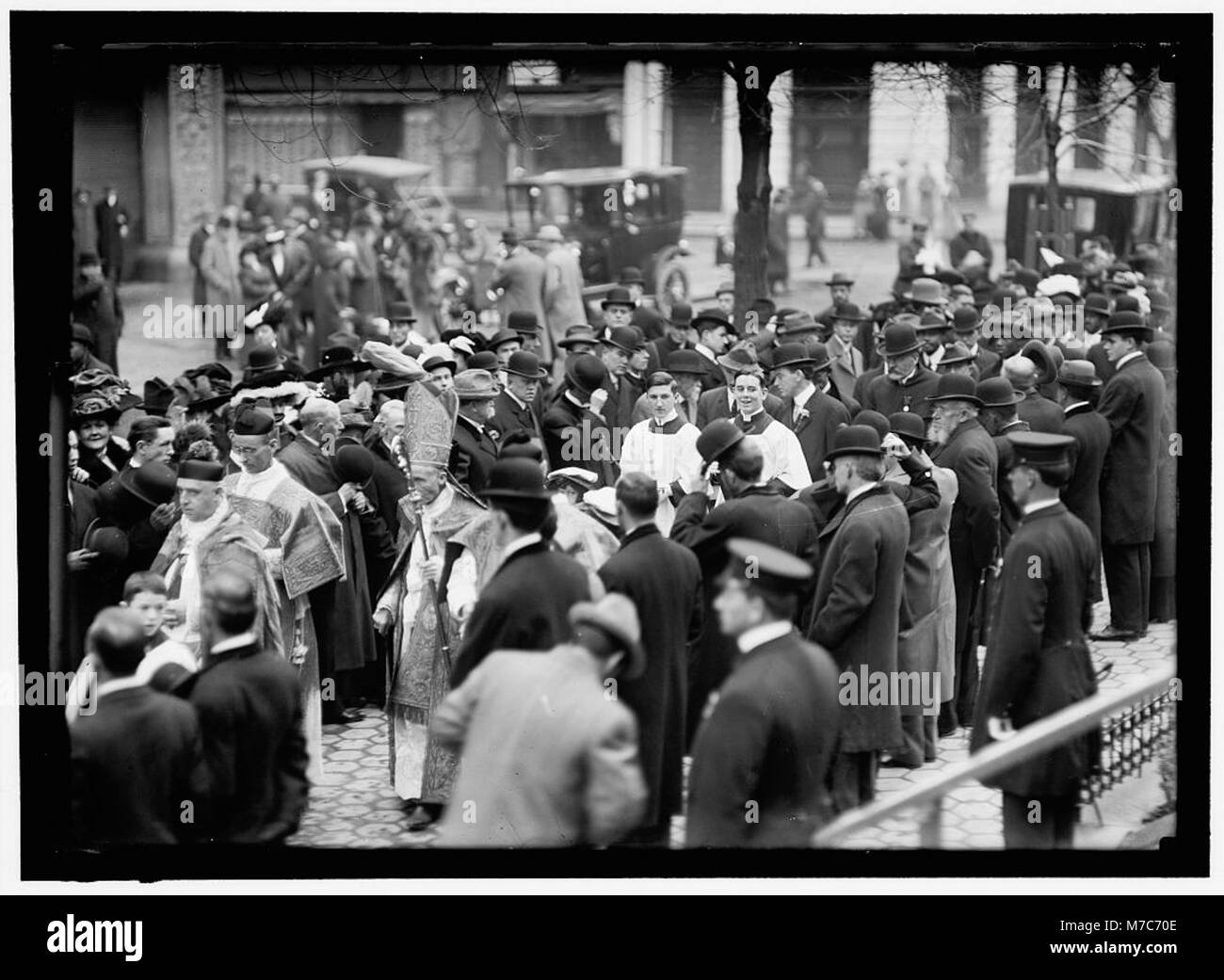 Una fotografia della messa Pan americana del giorno del Ringraziamento nella Cattedrale di San Patrizio, con Monsignor Dougherty, Dr. Burns, Cardinal Gibbons e Monsignor Kerby. L'evento celebrava i contributi delle nazioni panamericane e i loro legami con la fede cattolica. Foto Stock