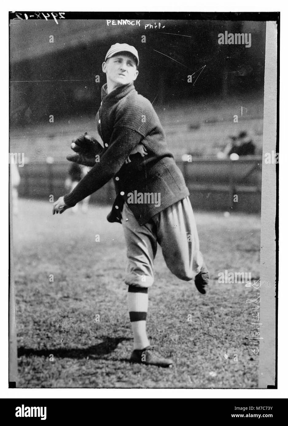 Un ritratto o un action shot di Herb Pennock, un lanciatore per la squadra di baseball della Philadelphia American League. L'immagine mette in evidenza il suo atletismo e il suo contributo allo sport. Foto Stock