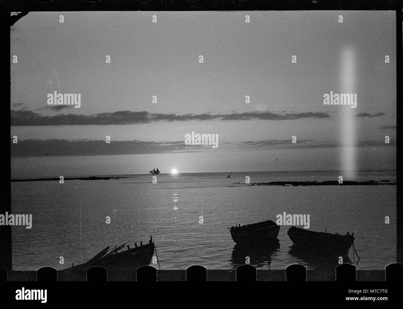 Una fotografia del tramonto vista dalla miniera di Tripoli, Libano. L'immagine cattura la bellezza naturale del paesaggio e del paesaggio costiero. Foto Stock