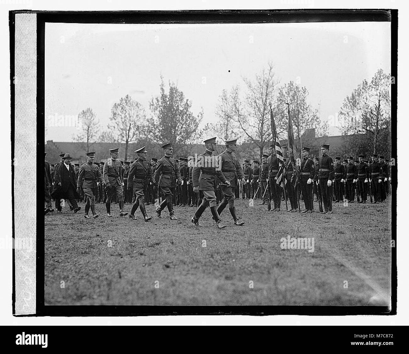 L'immagine raffigura un gruppo di uomini in uniforme non identificati che partecipano a una cerimonia formale, probabilmente militare o governativa, che segna un evento o una celebrazione ufficiale. Foto Stock