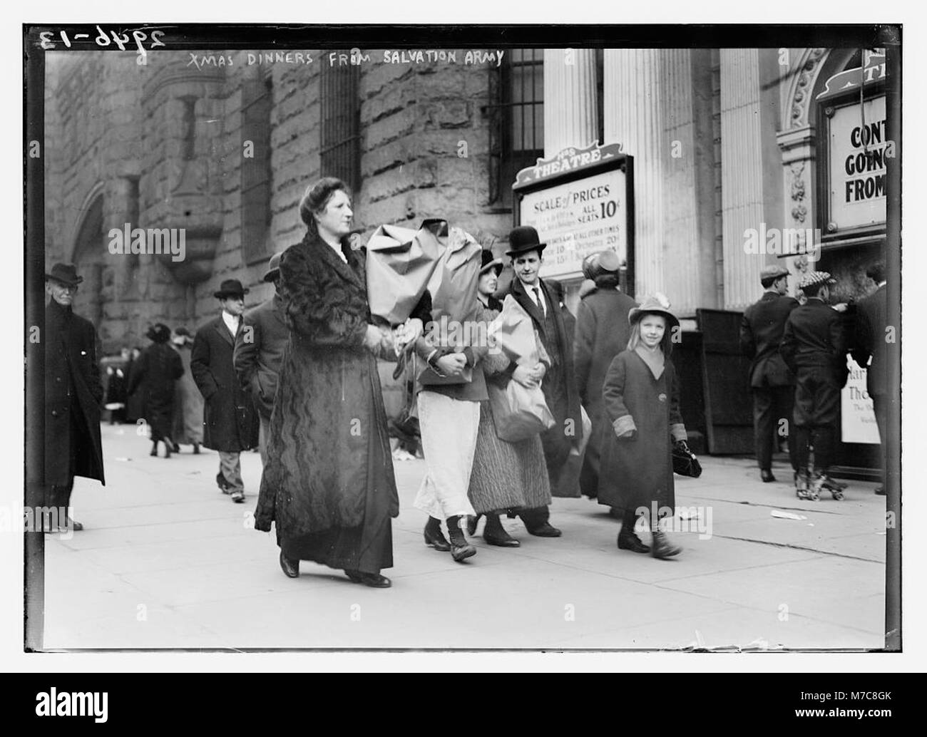L'immagine mostra una cena di Natale dell'Esercito della salvezza, che fornisce pasti festivi a coloro che ne hanno bisogno, dimostrando il ruolo dell'organizzazione nel servizio della comunità e nel lavoro di beneficenza. Foto Stock