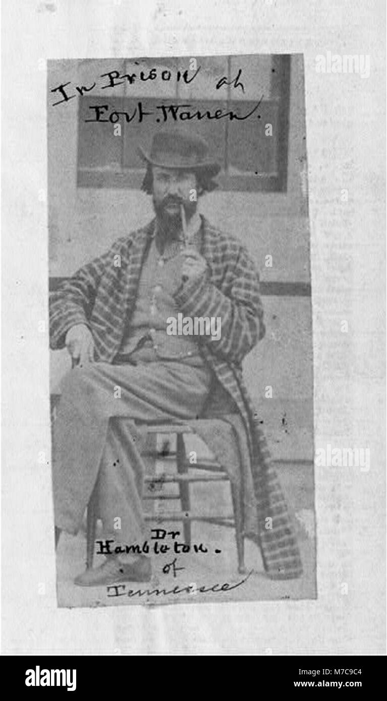 Dr. Hambleton, mostrato seduto a tutta lunghezza, rivolto a sinistra, mentre era incarcerato a Fort Warren a Boston, Massachusetts, durante il XIX secolo. Foto Stock