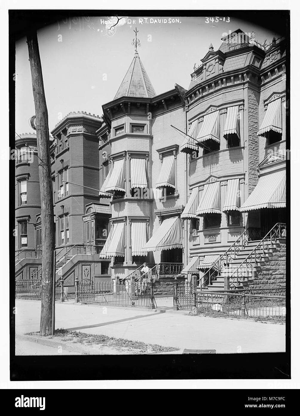 Una fotografia architettonica che mostra la villa del Dr. R.T. Davidson, che riflette l'opulenza e lo stile di design degli edifici residenziali dell'inizio del XX secolo. Questa immagine cattura la grandezza della tenuta. Foto Stock