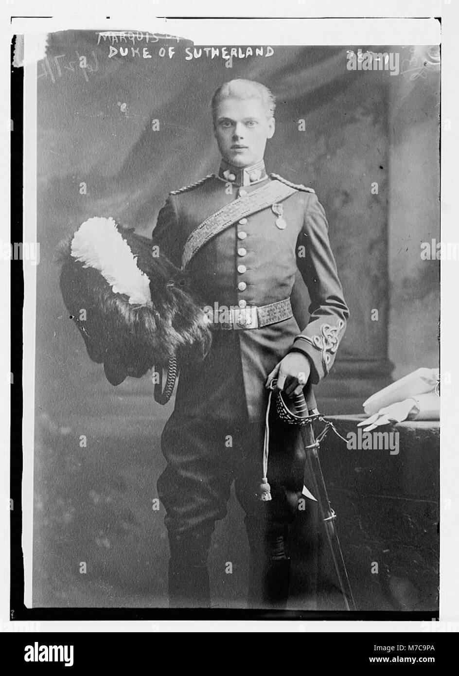 Una fotografia del duca di Sutherland in uniforme militare, simboleggiando il suo ruolo nella storia militare britannica e i suoi contributi alle forze armate. L'immagine rappresenta il suo stato e il suo servizio durante il suo tempo. Foto Stock