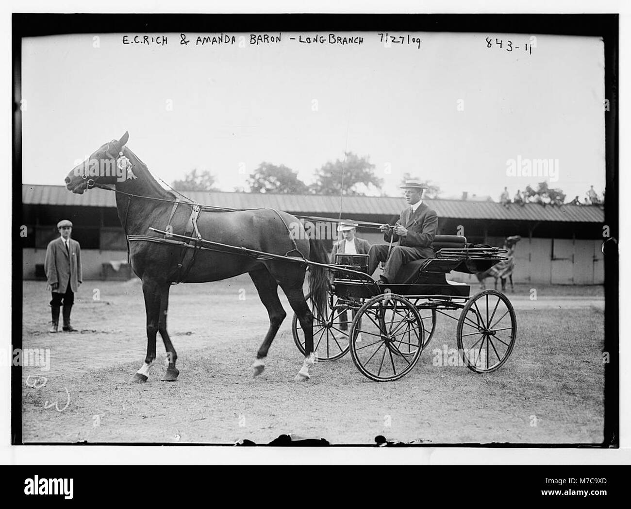E.C. Rich e Amanda Baron in un hack trainato da cavalli, un mezzo di trasporto a Long Branch durante la fine del XIX o l'inizio del XX secolo. Foto Stock