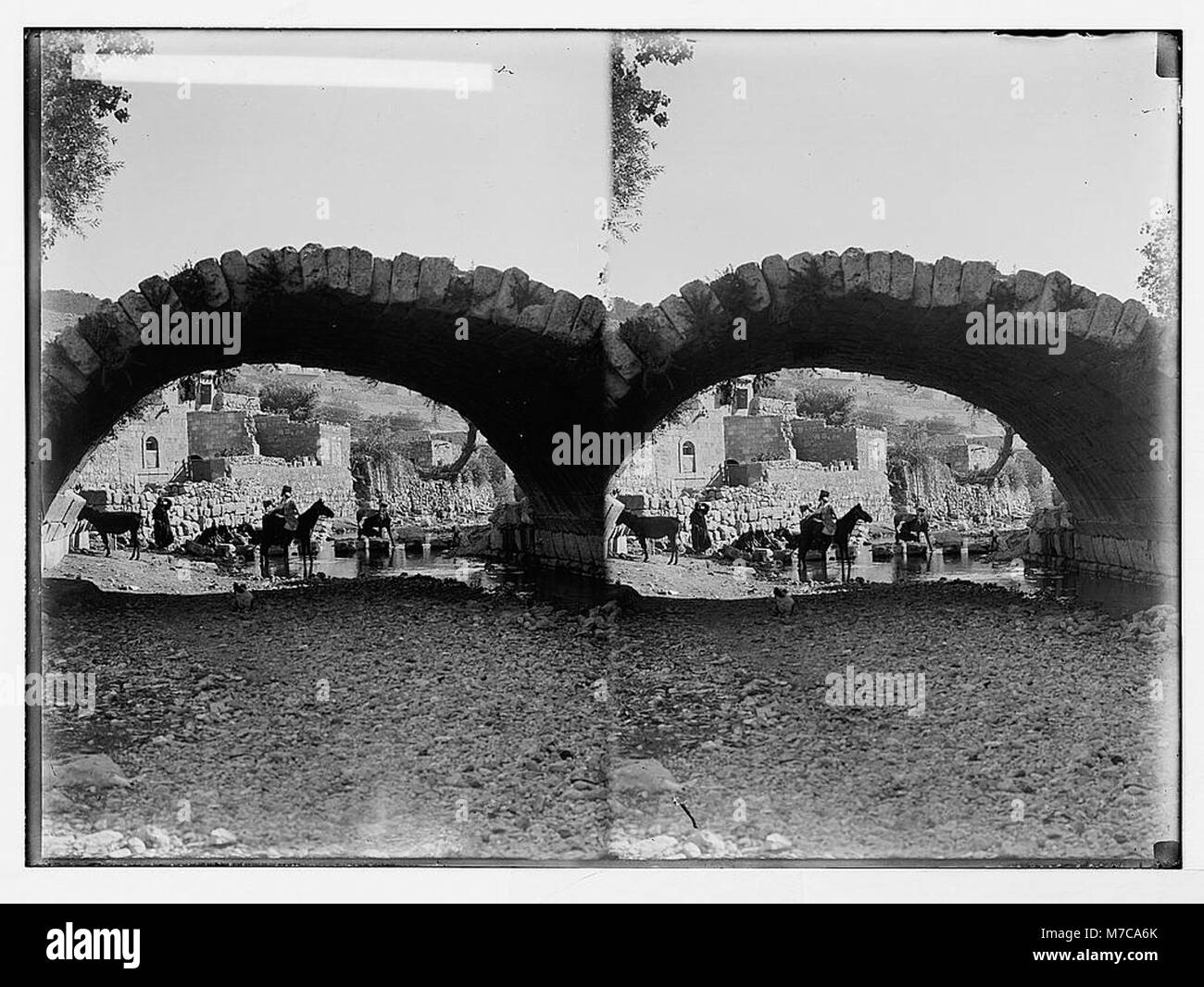 Una fotografia dell'arco del ponte romano situato a est del fiume Giordano, vicino al Mar morto. Questa struttura storica di Amman riflette l'antica influenza romana della regione sull'architettura e le infrastrutture. Foto Stock